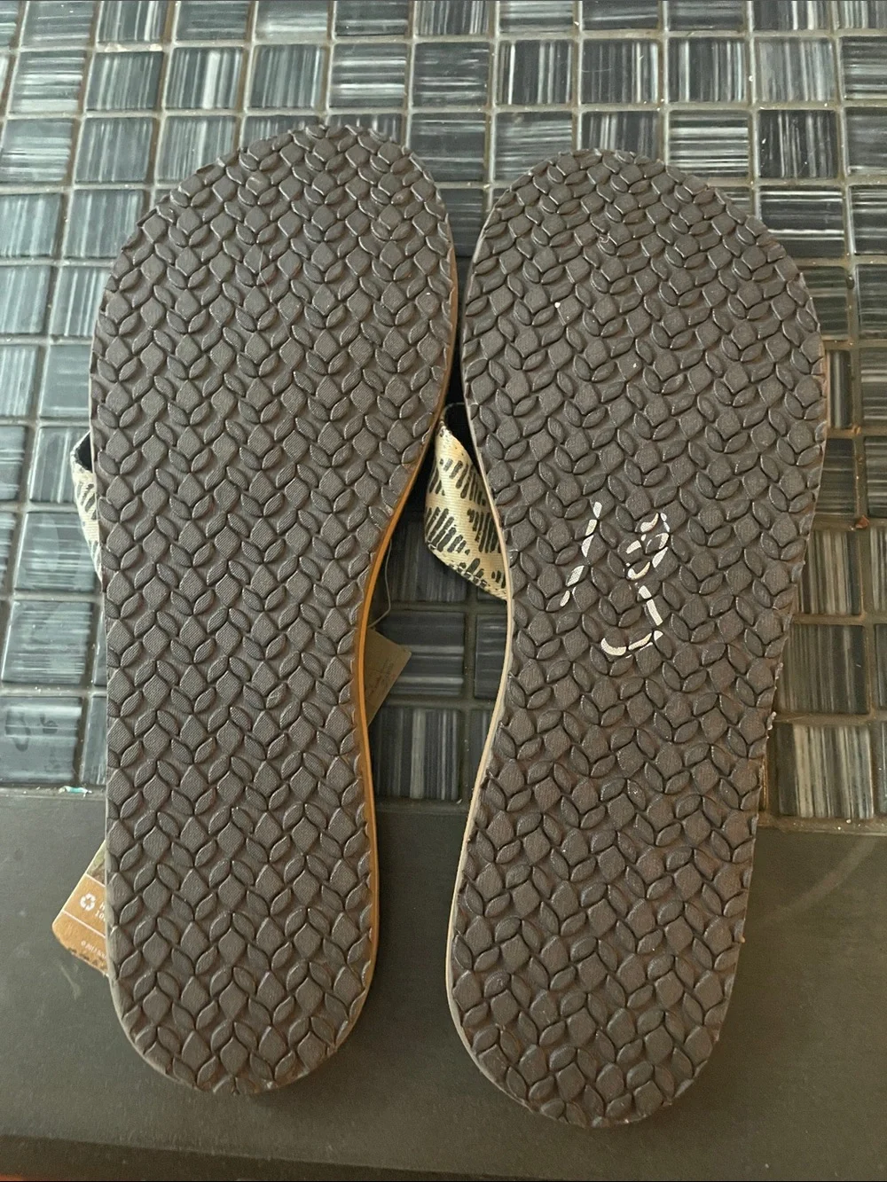 NWT Reef Women’s Brown Flip Flop Sandals with Patterned Fabric Straps